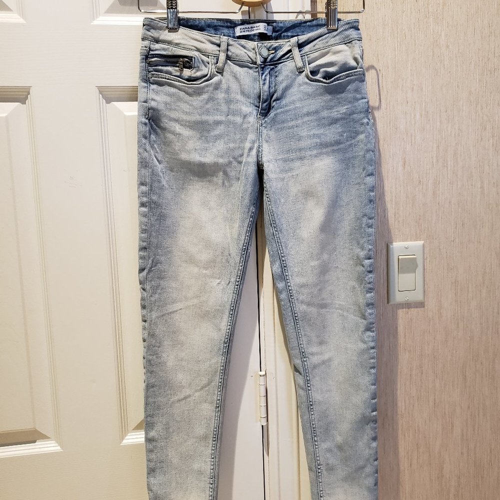 ZARA BASIC DENIM  Light blue jeans - Sz 4 with small zipper pocket